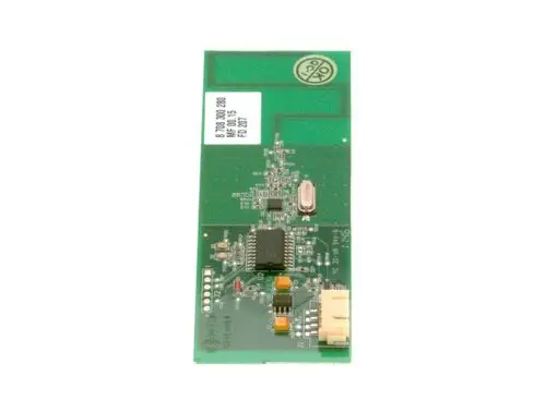 Leiterplatte mit elektronischen Komponenten, möglicherweise ein Transceiver, mit "Bosch" Logo und mehreren Anschlüssen auf grünem Hintergrund.